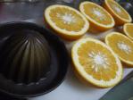 オレンジしぼり器で夏みかんのしぼり汁を取ります。