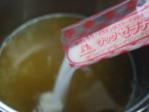 軽く煮た夏みかんのしぼり汁に、ゼラチンパウダーを加えて混ぜます。