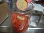 トマトを「乱切りの乱切り」で細かくします。そして砂糖（今回はてんさい糖を使用）を大さじ3杯ほどかけます。