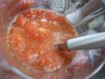 トマトに砂糖を混ぜ合わせます。スゲー色。