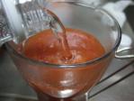 ゼリーの素をまぜたトマトに炭酸水を注ぐ！
