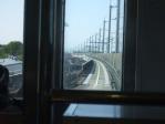 ニューシャトルの先頭車両からの眺め。隣の壁の向こうには新幹線が走ります。