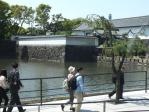 日帰りバスツアー、皇居のお堀の横を通過して東京スカイツリーへ向かいます。