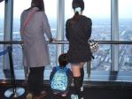 東京スカイツリー天望回廊から下界を見下ろす面々。地上の景色を見るのはけっこう飽きませんね。