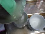 それを容器に移します。湯飲み茶碗などの容器は水を付けて濡らしておくと後で水まんじゅうをお皿に取り出しやすいです。