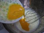 溶き卵1個分を少しずつ加えながら混ぜます。