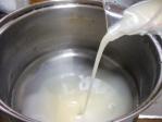 水150mlと片栗粉を大さじ2杯を入れた鍋へ、カルピスの原液を50ml入れます。
