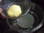 鍋を使って蒸します。鍋底に小皿をしいて小皿が沈むほどの水を入れて、皮をむいたジャガイモを金ザルに入れて置いてみました。