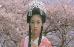 再び、姫に戻って首筋に落ちた桜の花びらを手にする桜姫