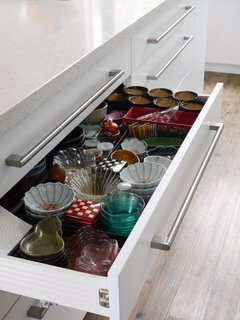 Small plates in drawer - L