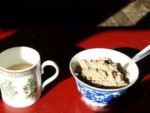 3-12ヌプラ・デスキットゴンパで出されたツァンパとバター茶