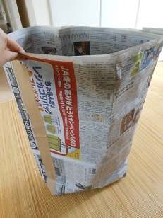新聞紙でゴミ袋を作ります 大きいサイズ 可燃ゴミ用エコ袋 なみ助diary ニャンズ大好き 気ままな主婦日記