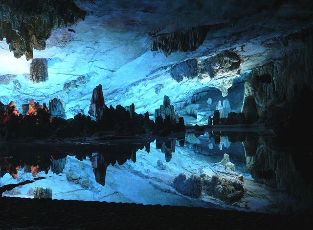 深海・洞窟・地底湖の魅力