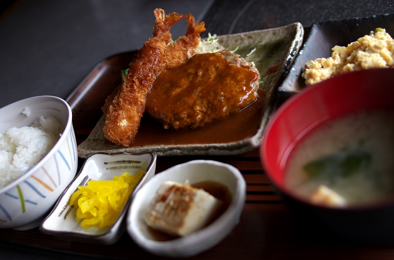 神戸食堂　ハンバーグと海老フライ定食