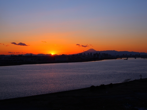 羽田空港国際ターミナル駐車場から見た夕焼けの富士山