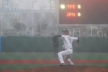 雨の中で好投する吉田一将投手